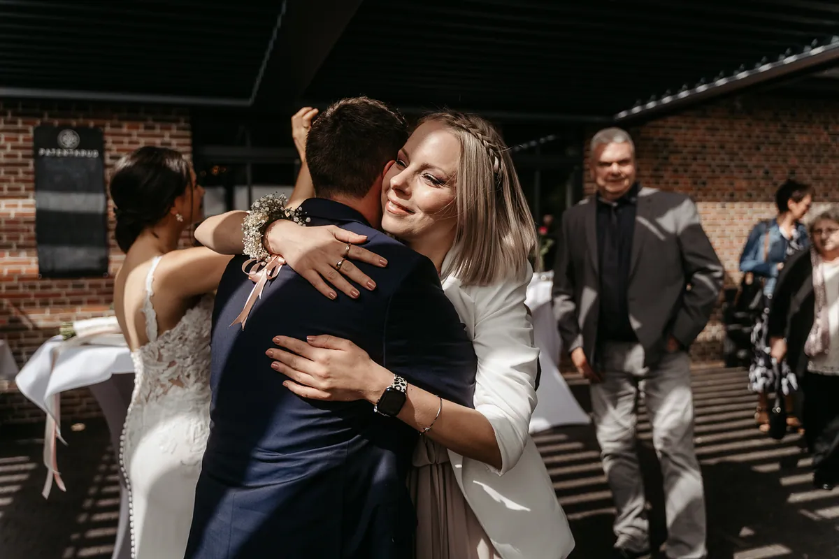 Jenny & Chris – Hochzeit im Patentkrug, Sektempfang (Bild 26 von 47)