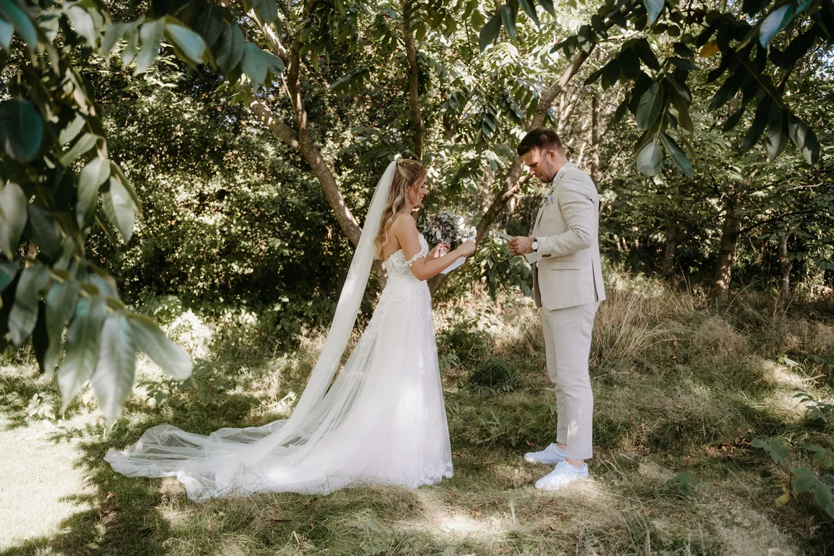 Maira & Luca – Freie Trauung im Grünen, First Look (Bild 14 von 44)