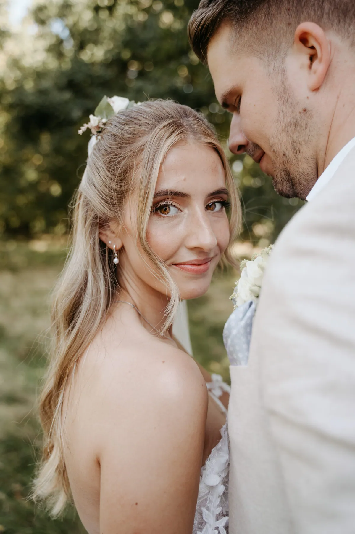 Maira & Luca – Freie Trauung im Grünen, First Look (Bild 18 von 44)