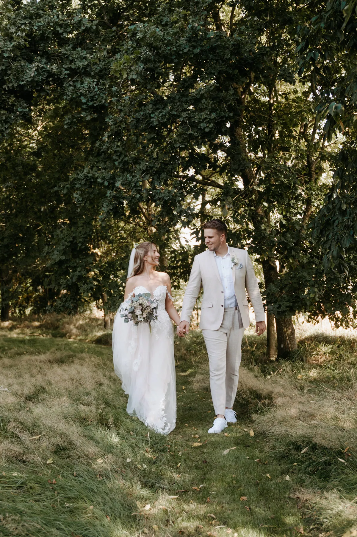 Maira & Luca – Freie Trauung im Grünen, First Look (Bild 20 von 44)