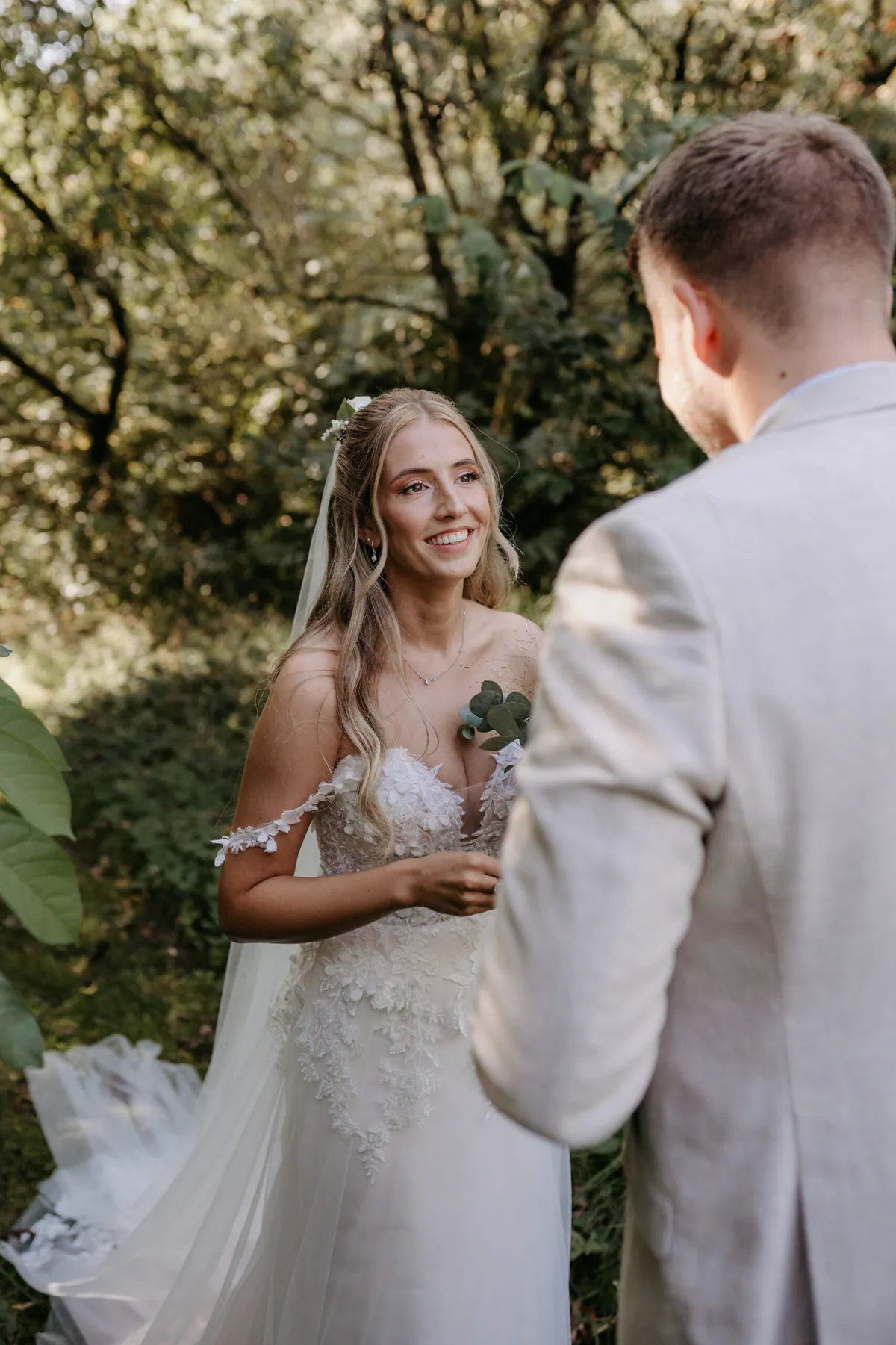 Maira & Luca – Freie Trauung im Grünen, First Look (Bild 11 von 44)