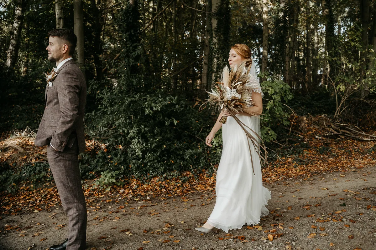 Nadin & Kai – Herbsthochzeit in der Scheune, First Look im Wald (Bild 14 von 45)