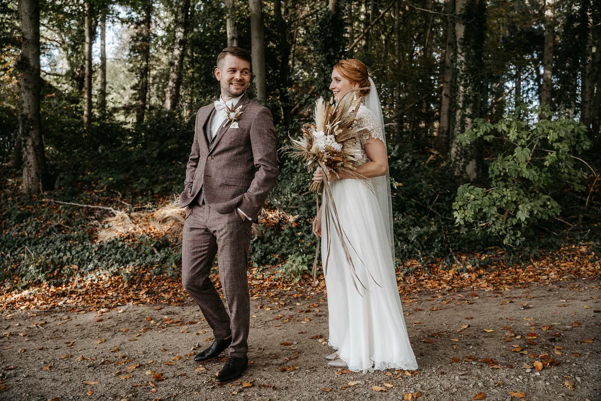Nadin & Kai – Herbsthochzeit in der Scheune, First Look im Wald (Bild 15 von 45)