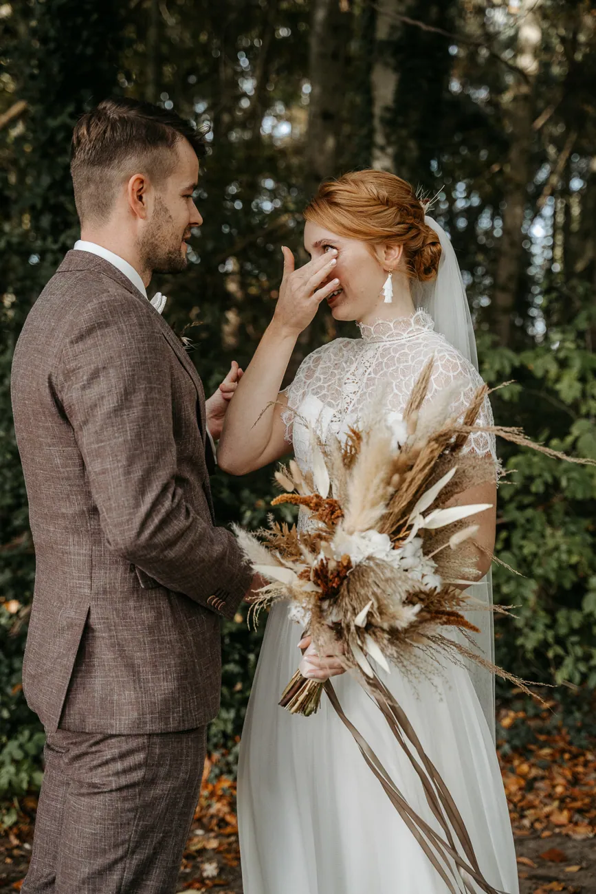 Nadin wischt sich beim First Look im Wald eine Träne aus dem Gesicht
