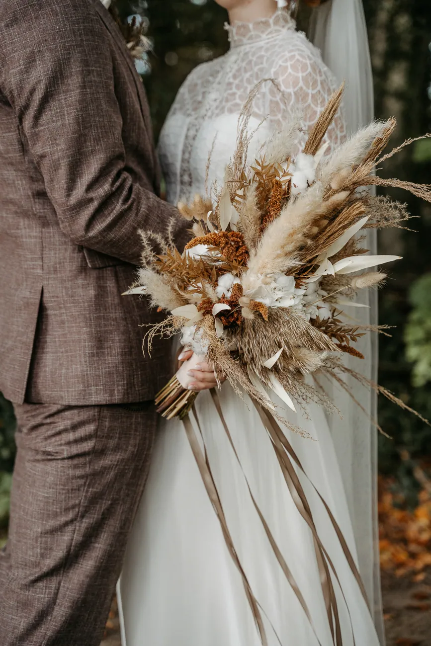 Nadin & Kai – Herbsthochzeit in der Scheune, First Look im Wald (Bild 18 von 45)