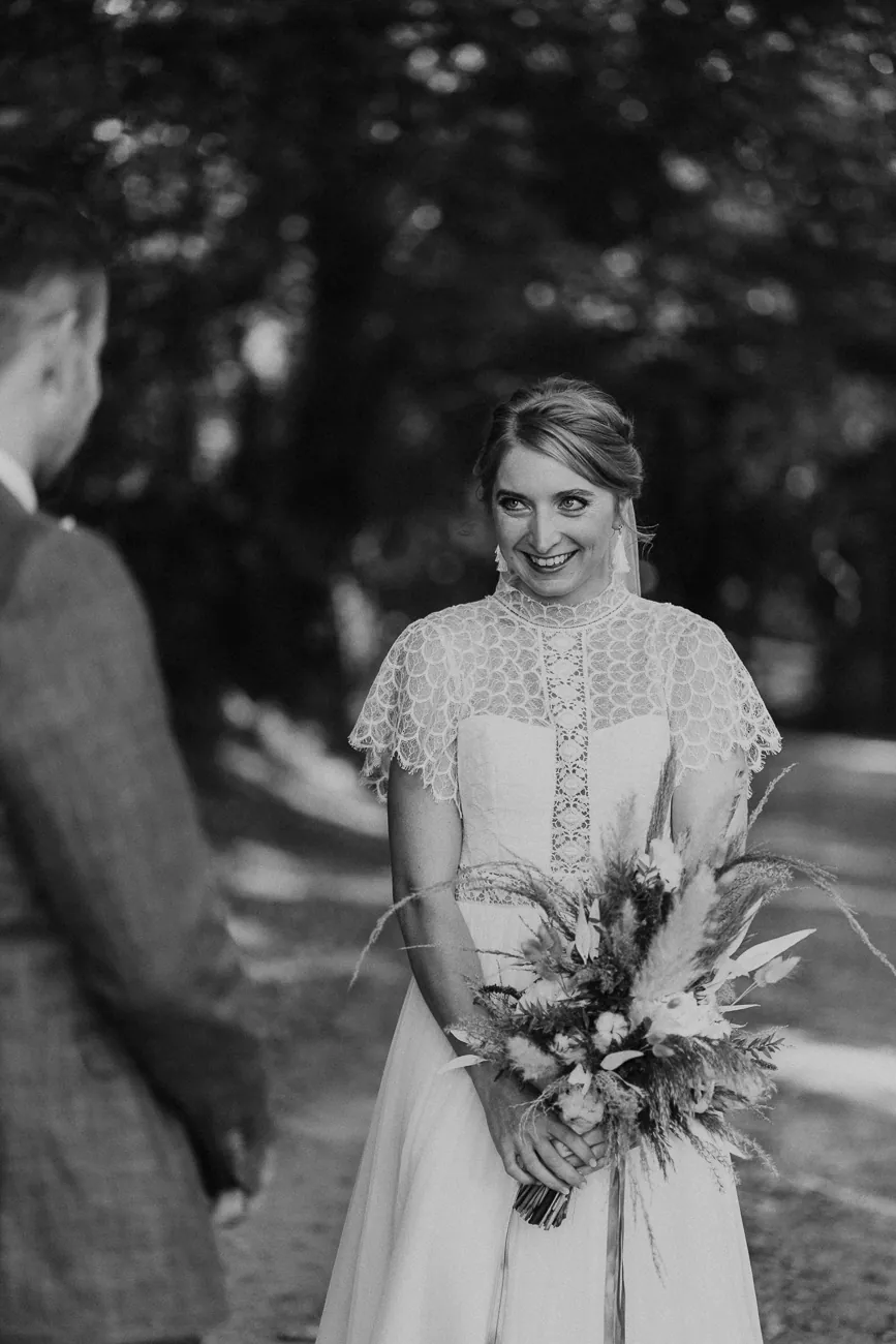 Nadin & Kai – Herbsthochzeit in der Scheune, First Look im Wald (Bild 19 von 45)