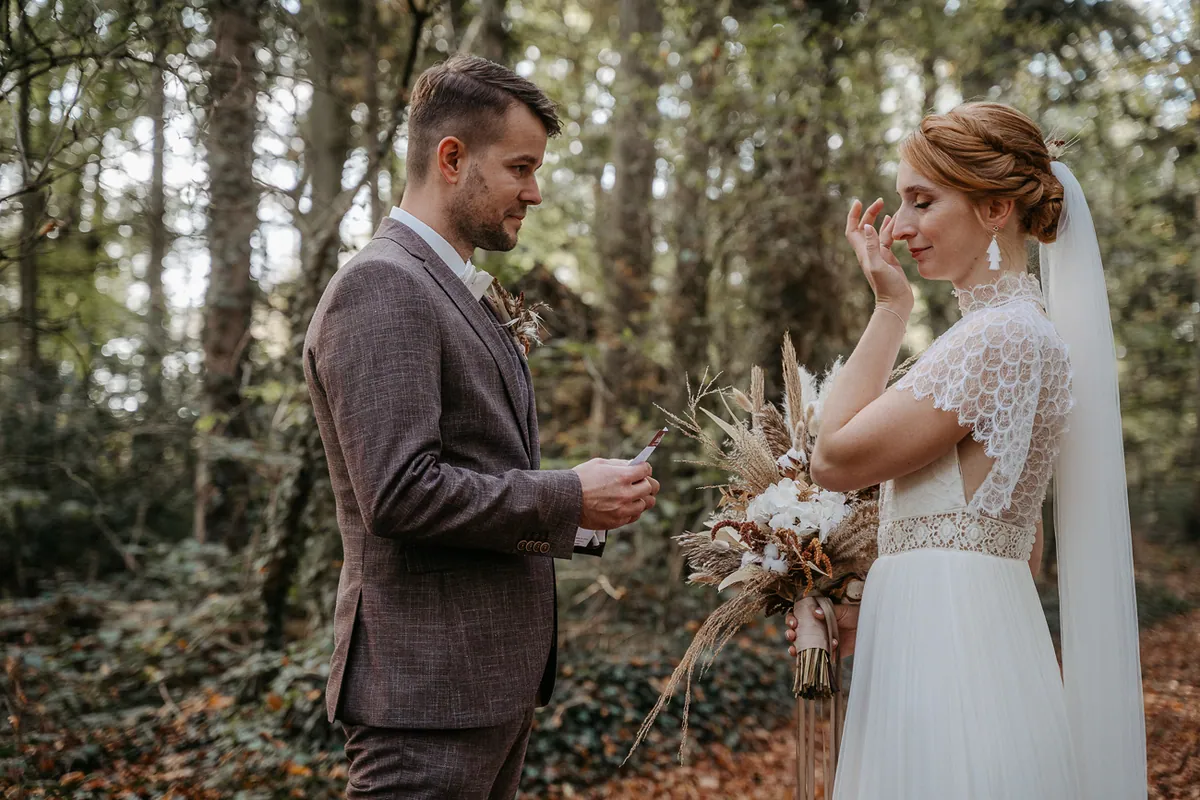 Nadin & Kai – Herbsthochzeit in der Scheune, First Look im Wald (Bild 20 von 45)