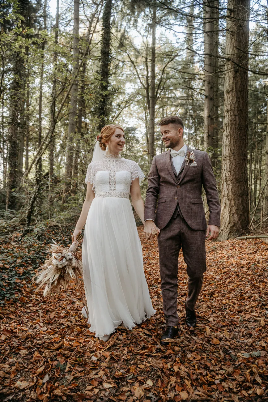 Nadin & Kai – Herbsthochzeit in der Scheune, First Look im Wald (Bild 21 von 45)