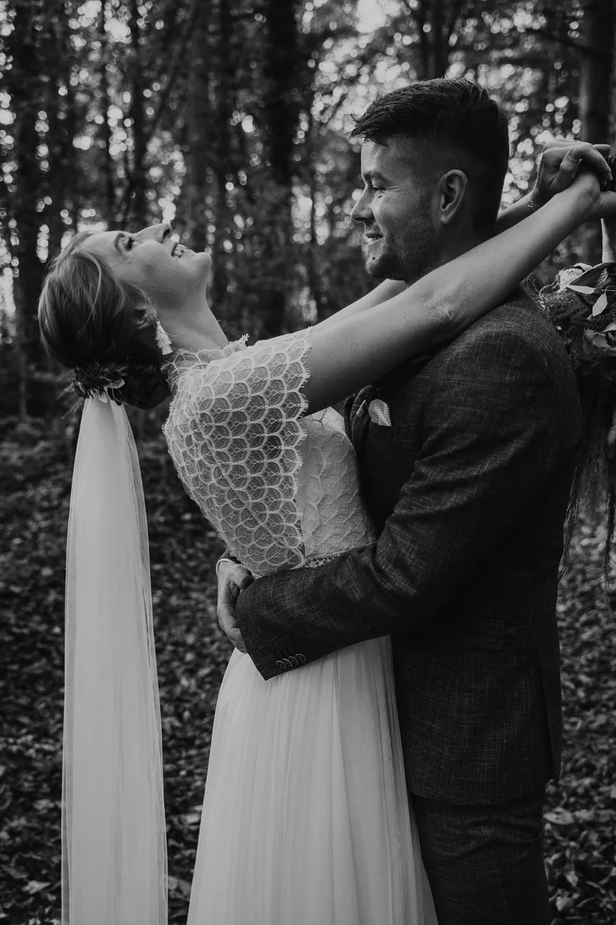 Nadin & Kai – Herbsthochzeit in der Scheune, First Look im Wald (Bild 22 von 45)