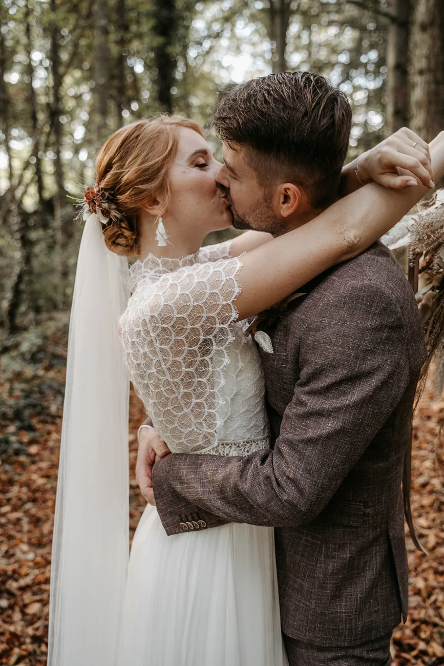 Nadin & Kai – Herbsthochzeit in der Scheune, First Look im Wald (Bild 23 von 45)