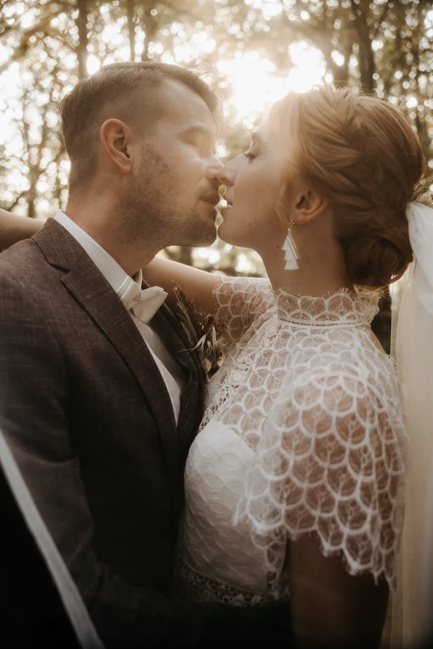 Nadin & Kai – Herbsthochzeit in der Scheune, First Look im Wald (Bild 24 von 45)