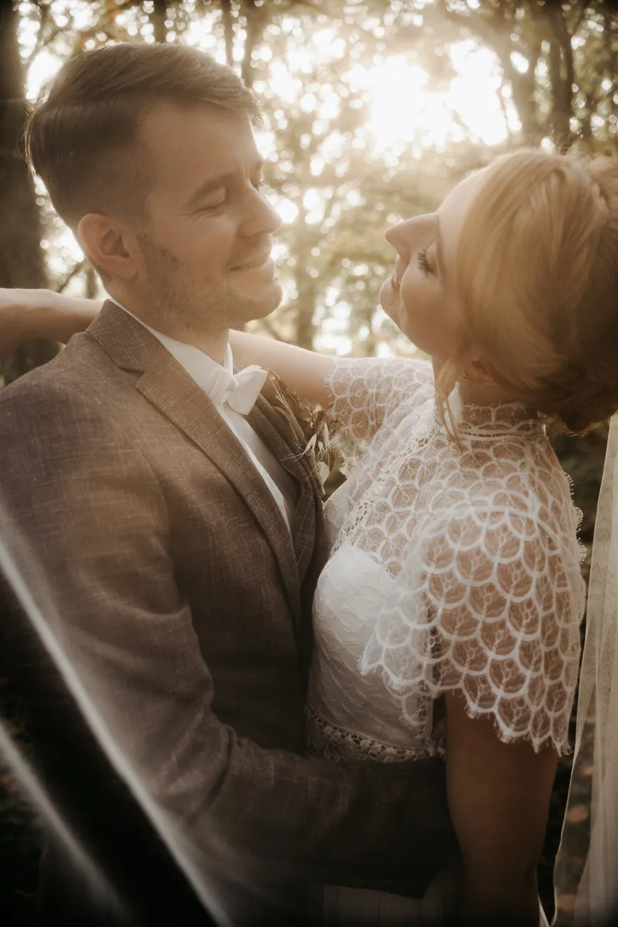 Nadin & Kai – Herbsthochzeit in der Scheune, First Look im Wald (Bild 25 von 45)