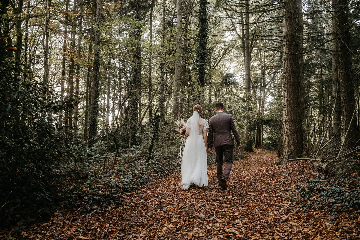Nadin & Kai – Herbsthochzeit in der Scheune, First Look im Wald (Bild 26 von 45)