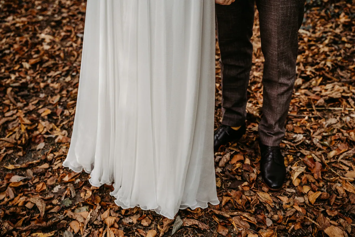 Nadin & Kai – Herbsthochzeit in der Scheune, First Look im Wald (Bild 27 von 45)