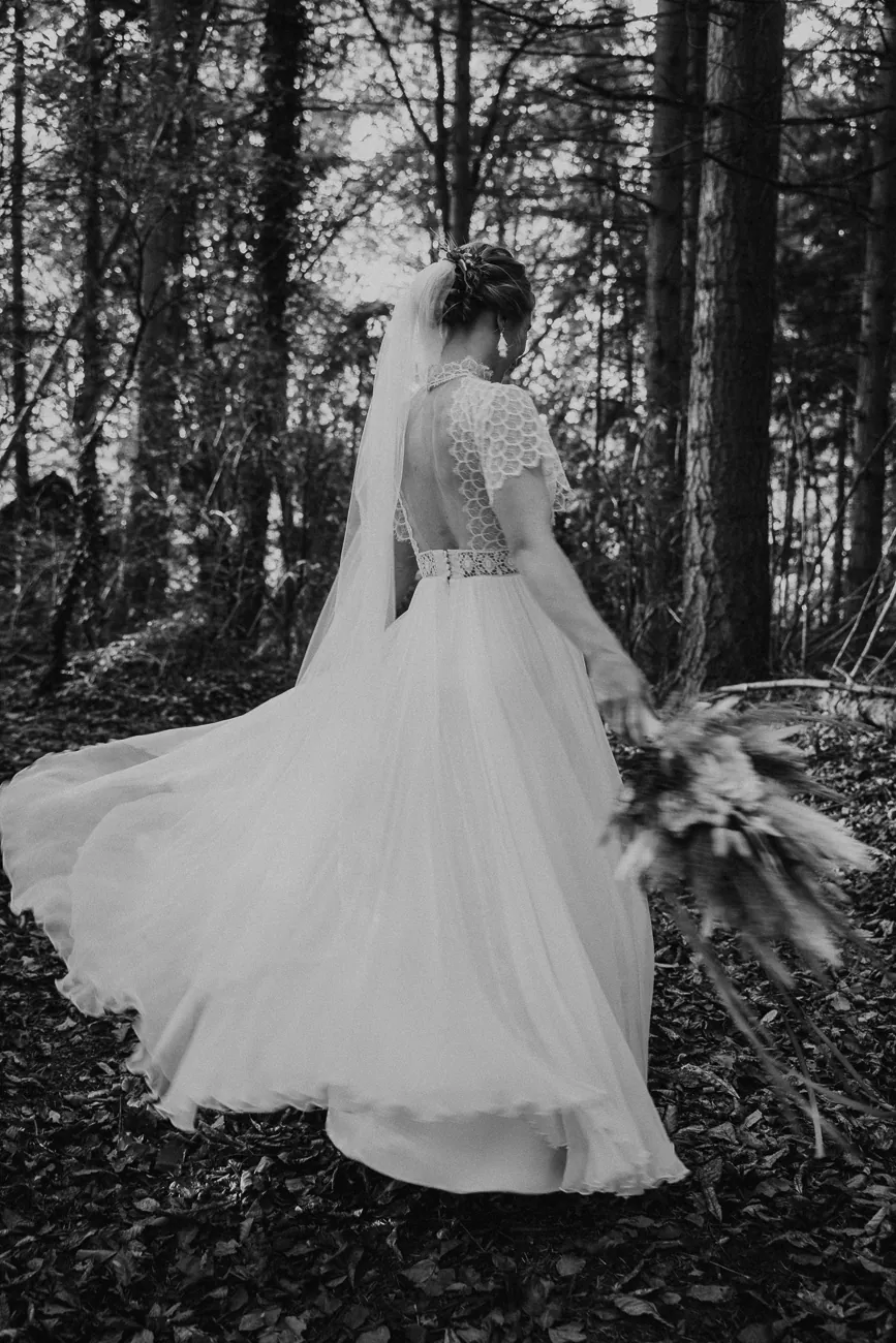 Nadin & Kai – Herbsthochzeit in der Scheune, First Look im Wald (Bild 28 von 45)