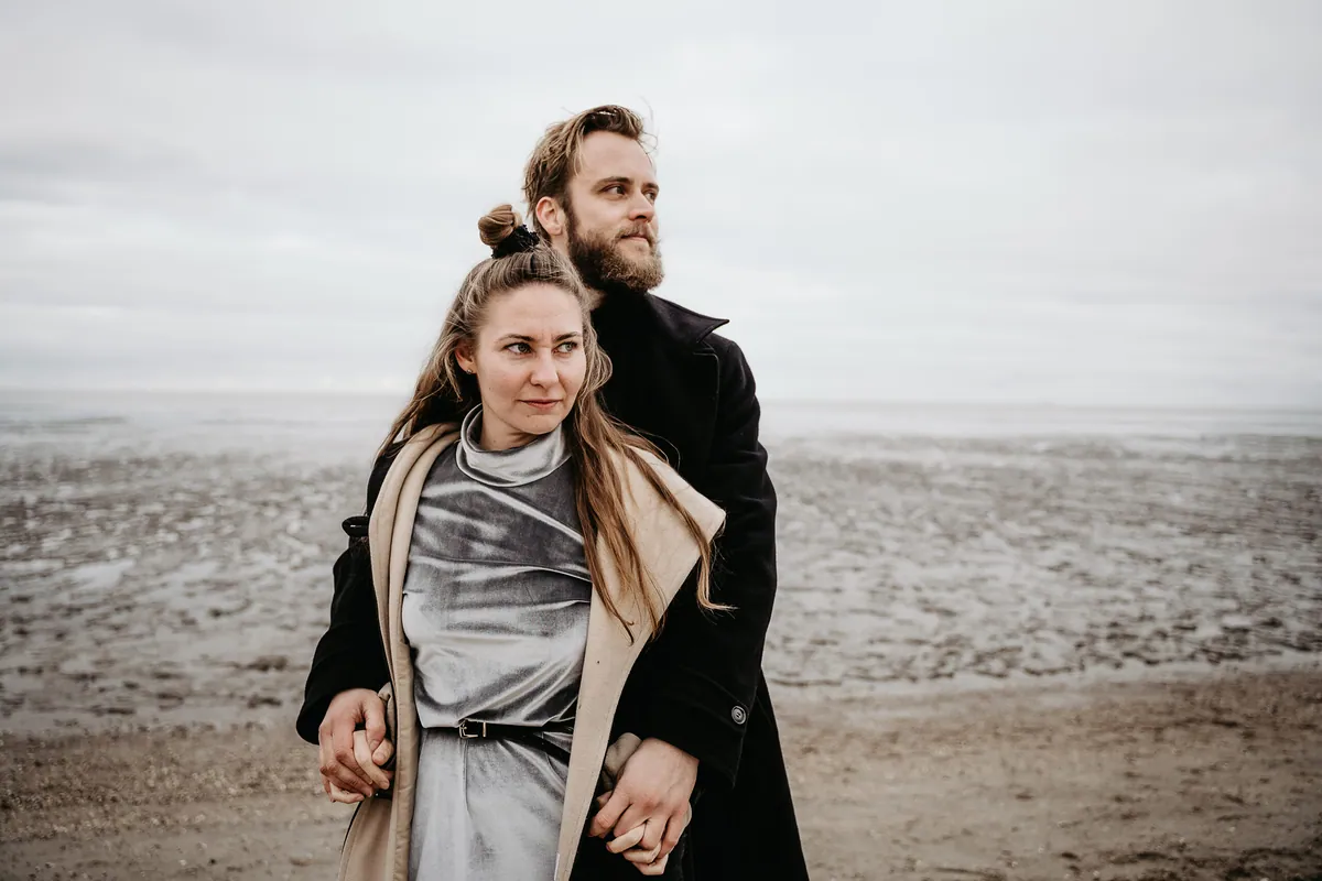 Zwei am Meer – Paarshooting am Meer (Bild 8 von 21)