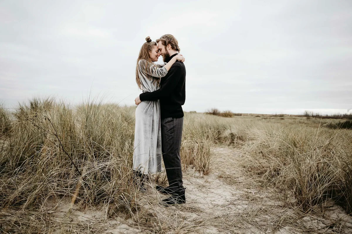 Zwei am Meer – Paarshooting am Meer (Bild 13 von 21)