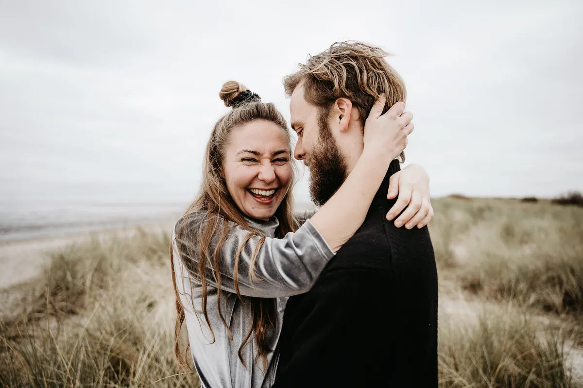 Zwei am Meer – Paarshooting am Meer (Bild 14 von 21)