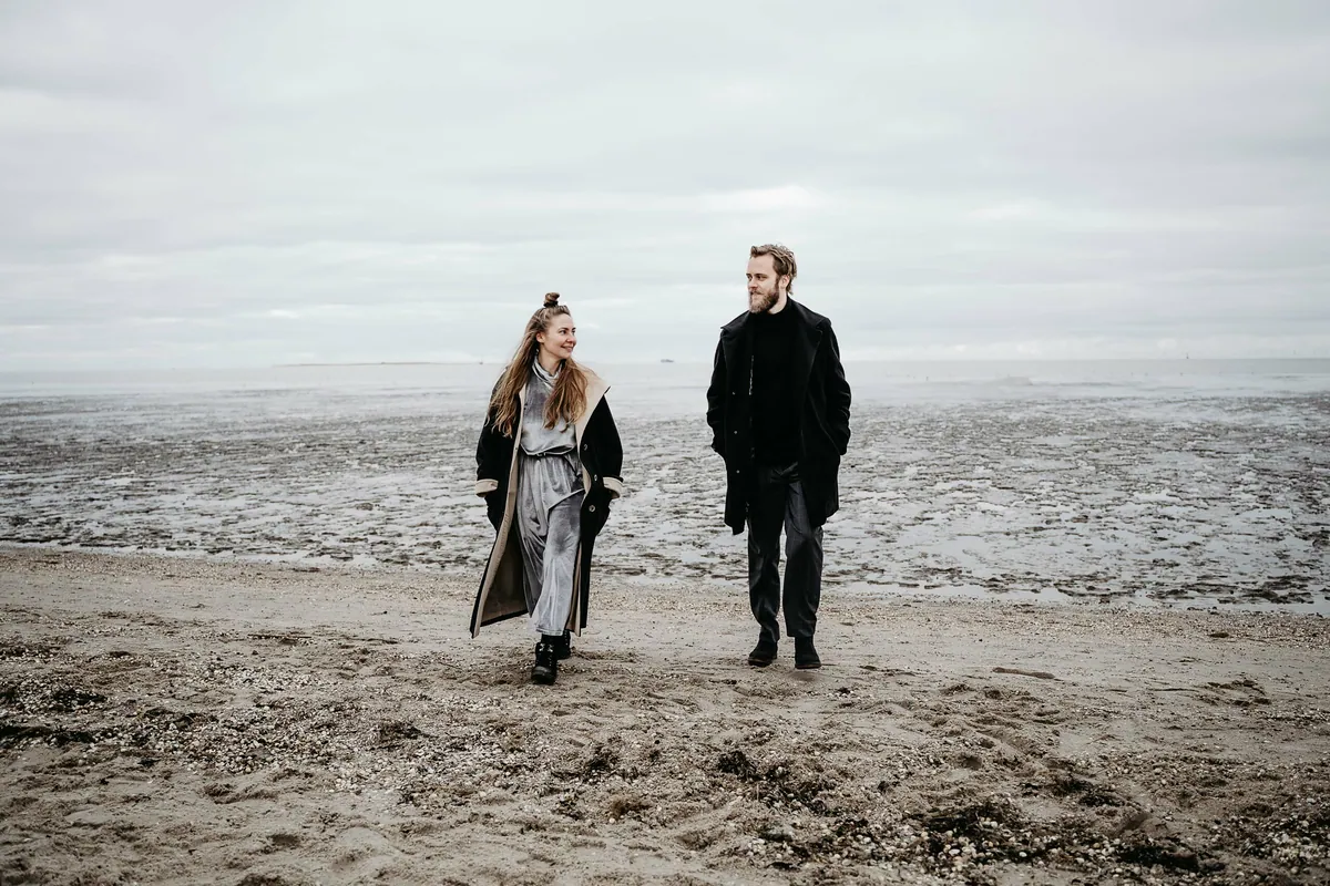 Zwei am Meer – Paarshooting am Meer (Bild 3 von 21)