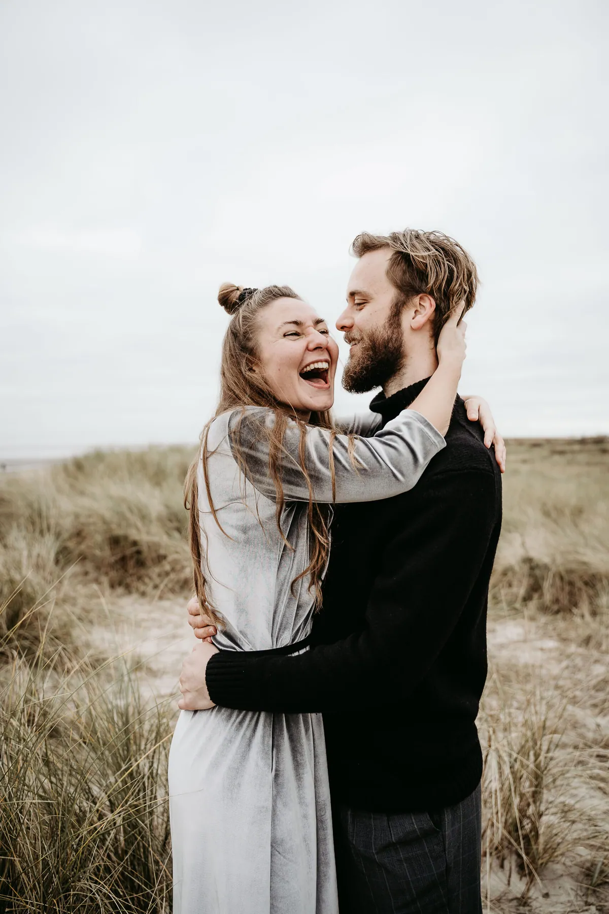 Zwei am Meer – Paarshooting am Meer (Bild 15 von 21)