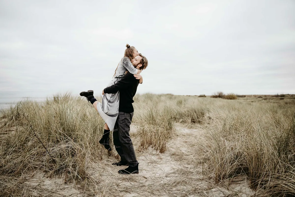 Zwei am Meer – Paarshooting am Meer (Bild 16 von 21)