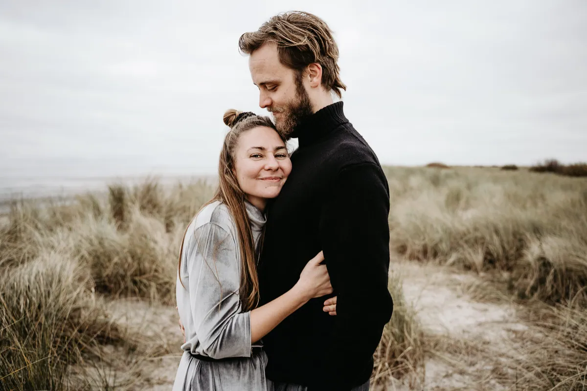 Zwei am Meer – Paarshooting am Meer (Bild 17 von 21)