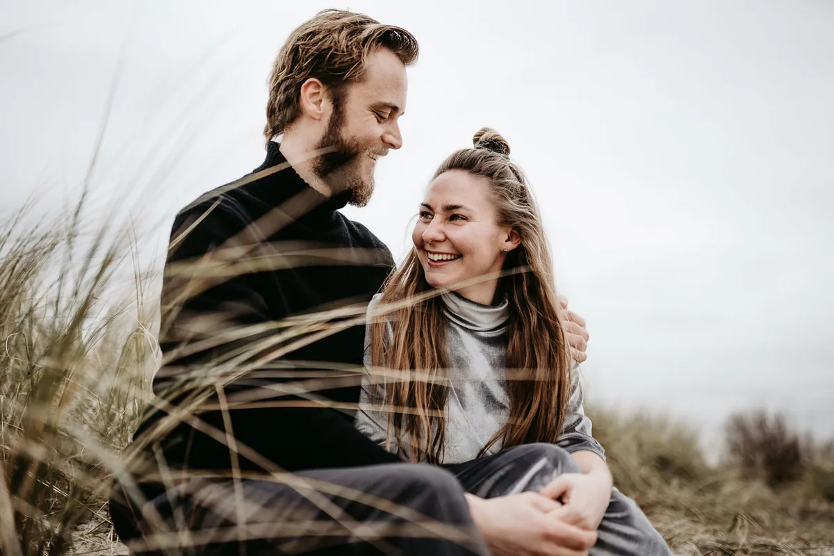 Zwei am Meer – Paarshooting am Meer (Bild 18 von 21)
