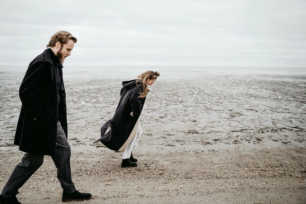 Zwei am Meer – Paarshooting am Meer (Bild 5 von 21)