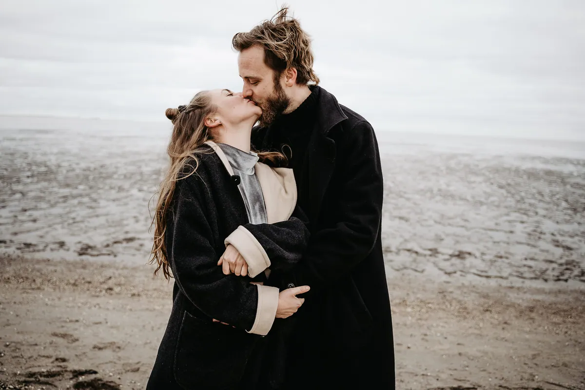 Zwei am Meer – Paarshooting am Meer (Bild 6 von 21)