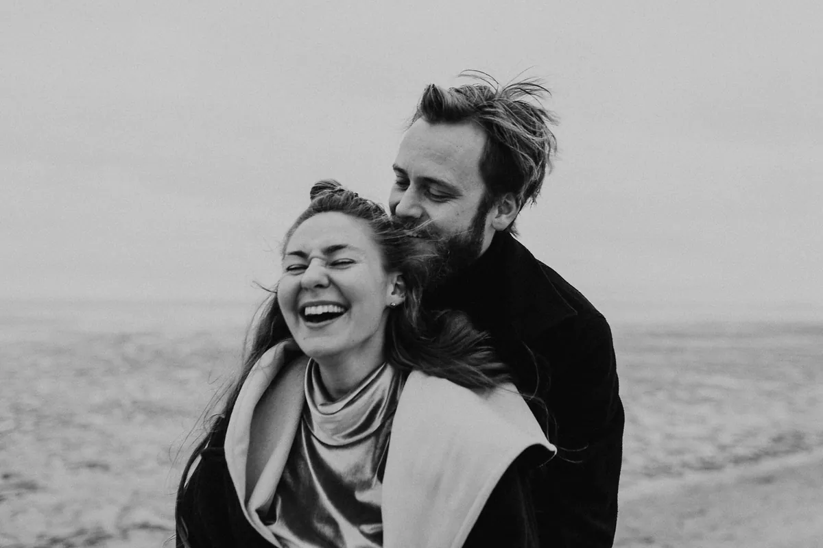 Zwei am Meer – Paarshooting am Meer (Bild 7 von 21)
