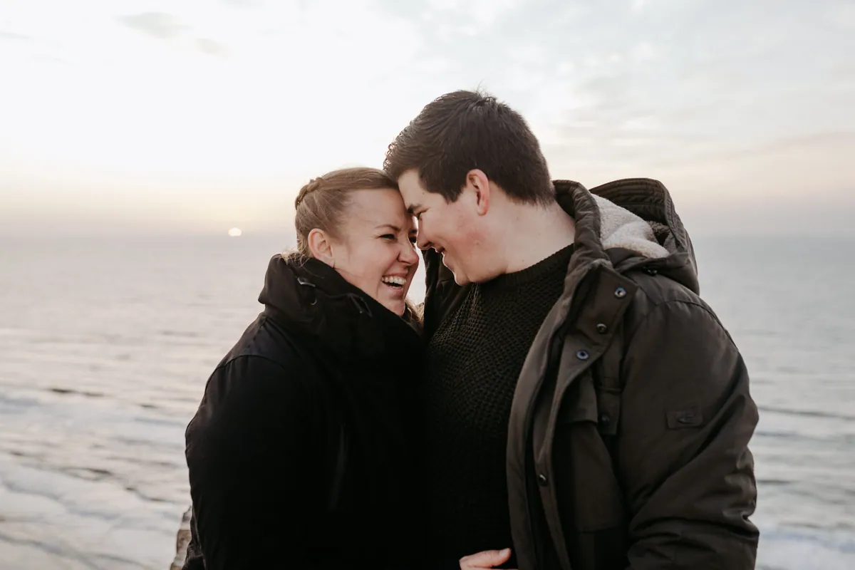 Julia und Jan lachend Stirn an Stirn am Meer